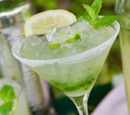 Fresh mojito mocktail with garnish of mint leaves, ice, and sliced lime